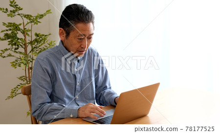Senior man having trouble surfing the internet 78177525