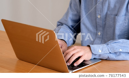 Senior man enjoying surfing the internet 78177543
