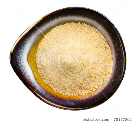 granulated coconut sugar in ceramic bowl isolated 78177862