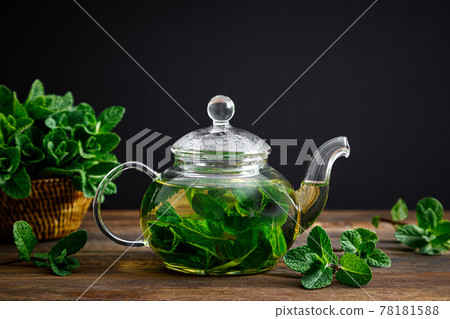 Mint tea, fresh herbal drink in a glass teapot with fresh leaves 78181588