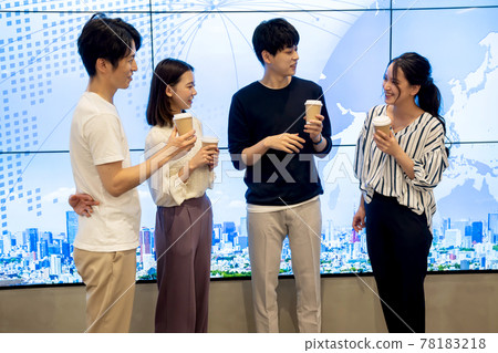年輕男女在巨大的顯示器前聊天 年輕男女在巨大的顯示器前聊天 78183218