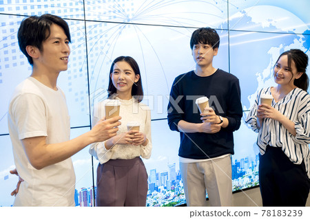 年輕男女在巨大的顯示器前聊天 年輕男女在巨大的顯示器前聊天 78183239