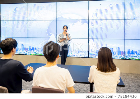 一位年輕女子在大視野前發表演講 一位年輕女子在大視野前發表演講 78184436