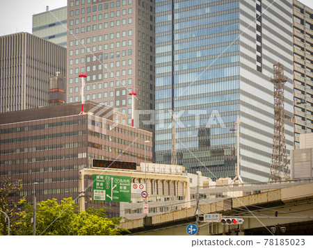 Metropolitan Expressway running in the valley of the building 78185023