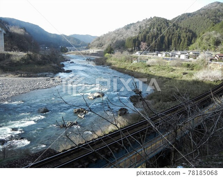 日本鄉村和河流風光:岐阜縣郡上市八幡町和長良川 日本鄉村和河流風光:岐阜縣郡上市八幡町和長良川 78185068
