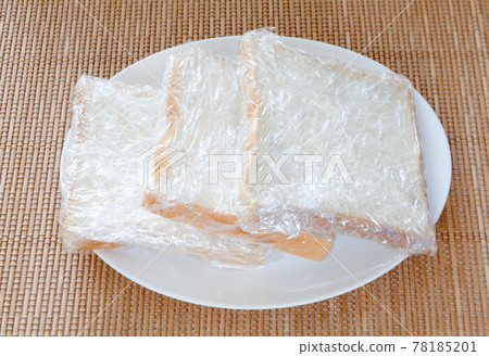 麵包用保鮮膜包裹並一一冷凍保存 78185201