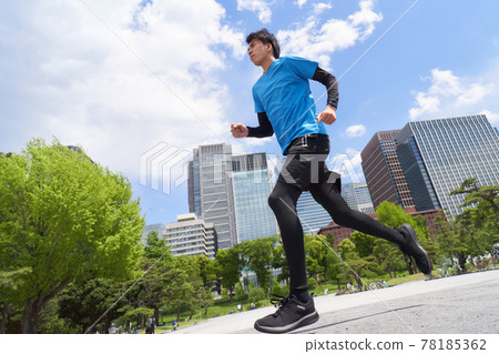 A young man jogging under the blue sky A young man jogging under the blue sky 78185362