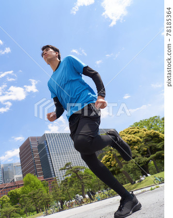 A young man exercising under the blue sky A young man exercising under the blue sky 78185364