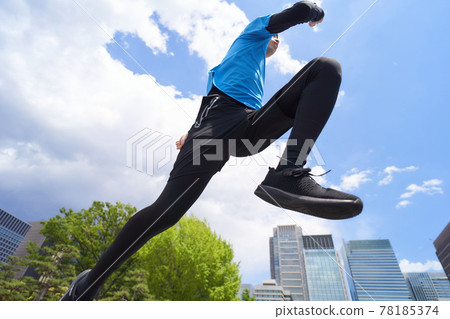 A young man exercising under the blue sky 78185374