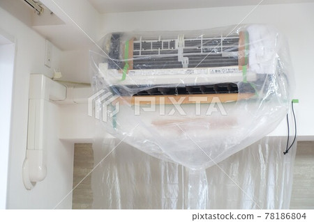 Air conditioner cleaning Air conditioner during cleaning Air conditioner cleaning Air conditioner during cleaning 78186804