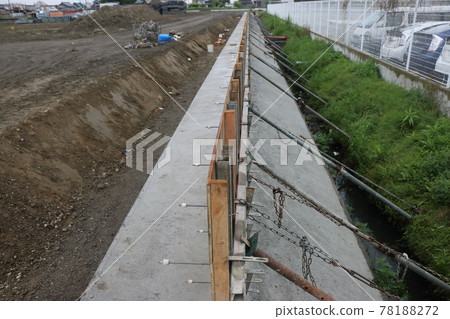 Construction site earth retaining wall 78188272