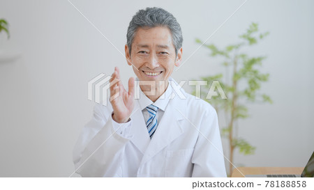 一位年長男醫生微笑的形象 78188858