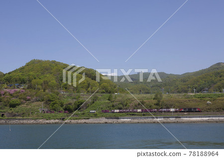 A freight train coming out of the Oiso tunnel in Toyako-cho at Toyoura-Toya station on the Muroran main line A freight train coming out of the Oiso tunnel in Toyako-cho at Toyoura-Toya station on the Muroran main line 78188964