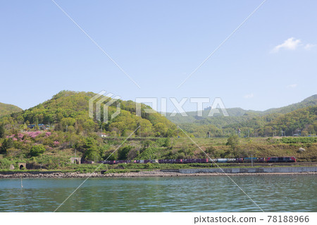A freight train coming out of the Oiso tunnel in Toyako-cho at Toyoura-Toya station on the Muroran main line A freight train coming out of the Oiso tunnel in Toyako-cho at Toyoura-Toya station on the Muroran main line 78188966