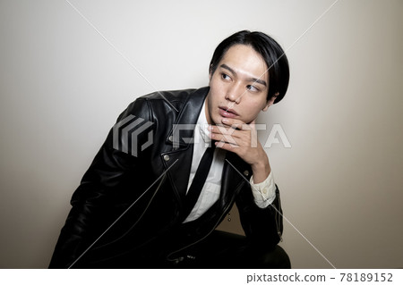 Portrait of a man wearing a leather jacket Portrait of a man wearing a leather jacket 78189152