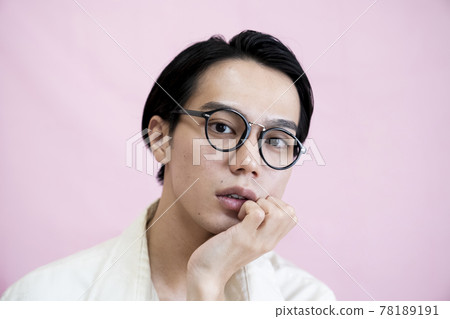 一個戴著眼鏡的男人的肖像 78189191