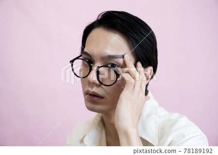 一個戴著眼鏡的男人的肖像 78189192