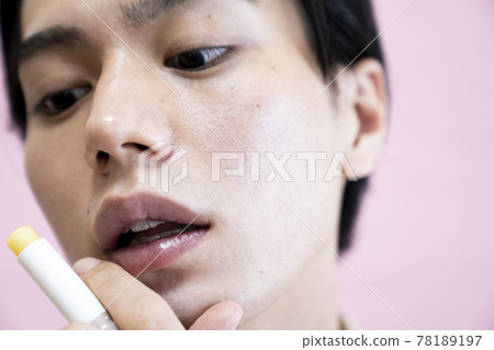 男人畫嘴唇 78189197