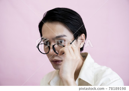 一個戴著眼鏡的男人的肖像 78189198