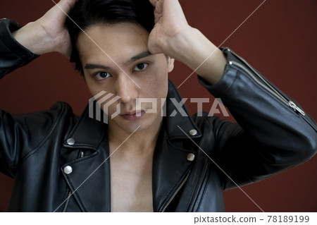 一個穿著皮夾克的男人的肖像 78189199