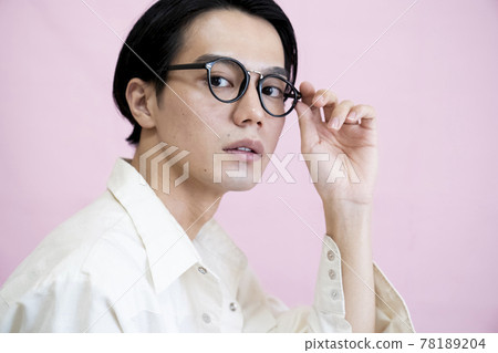 一個戴著眼鏡的男人的肖像 78189204