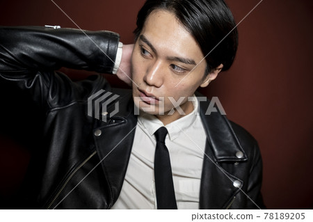 一個穿著皮夾克的男人的肖像 78189205