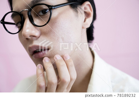 Portrait of a man with glasses Portrait of a man with glasses 78189232