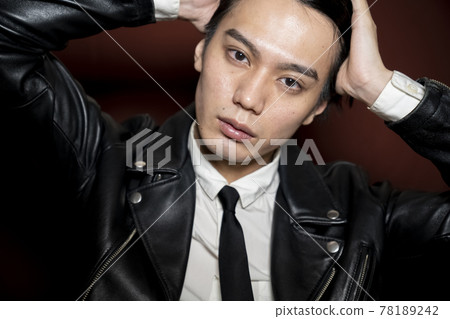 一個穿著皮夾克的男人的肖像 78189242