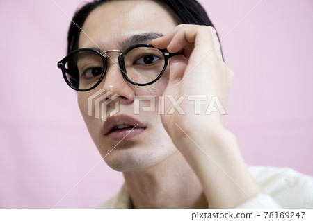 一個戴著眼鏡的男人的肖像 78189247