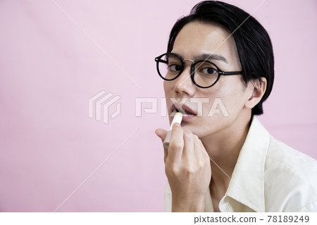 男人畫嘴唇 78189249