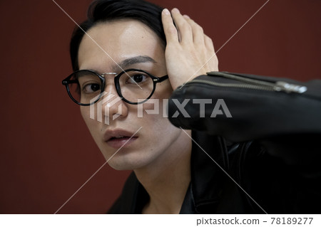 一個穿著皮夾克的男人的肖像 78189277