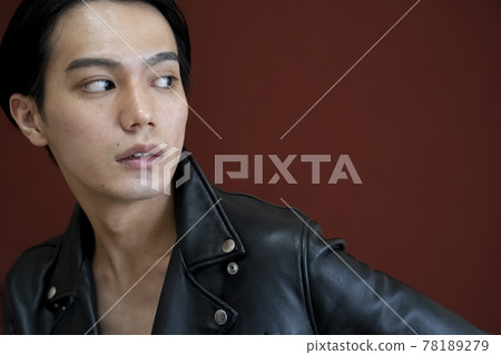 一個穿著皮夾克的男人的肖像 78189279