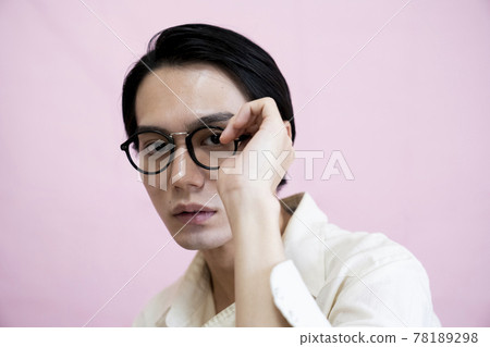 一個戴著眼鏡的男人的肖像 78189298