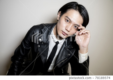 Portrait of a man wearing a leather jacket 78189374