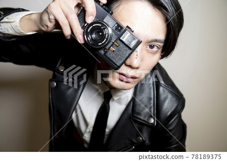 A man with a camera 78189375