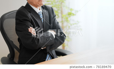Scolding the image of an elderly businessman 78189470