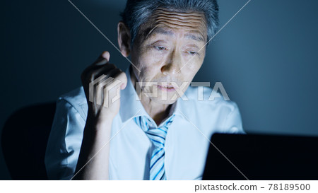 Image of an elderly businessman working overtime: sleepiness Image of an elderly businessman working overtime: sleepiness 78189500