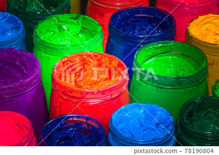 .the red paint in the glass bucket 78190804