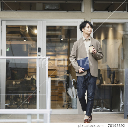 一個帶著筆記本電腦和外賣杯的年輕人的休閒商業形象 78192892