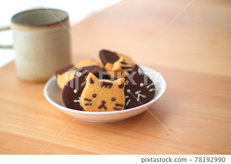 Cat-shaped cookie decorated with chocolate pen Cat-shaped cookie decorated with chocolate pen 78192990