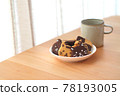 Cat-shaped cookie decorated with chocolate pen 78193005