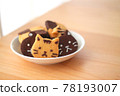 Cat-shaped cookie decorated with chocolate pen 78193007