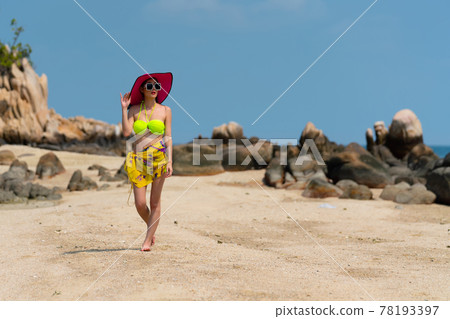 Portrait of thai woman posing outdoors at the sea beach 78193397