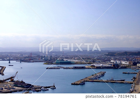 沿海岸蔓延的城市景觀 78194761