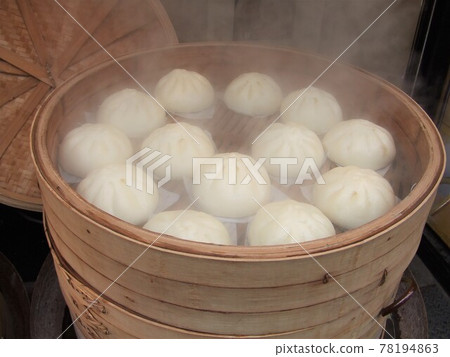 Steamed pork bun 78194863
