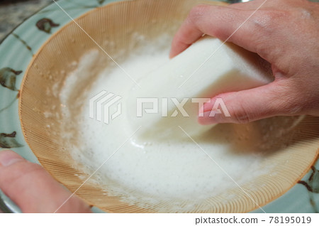 Grate the long potatoes in a mortar Grate the long potatoes in a mortar 78195019