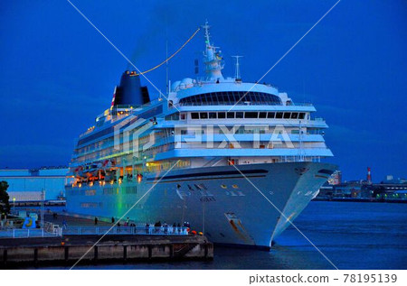 這是一艘等待出發的客船ASUKA II。青銅響起,離開碼頭,最終消失在了黃昏之中。 這是一艘等待出發的客船ASUKA II。青銅響起,離開碼頭,最終消失在了黃昏之中。 78195139