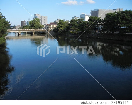 River scenery in Japan: A distant view of the Kyobashi River and Kitahori Bridge in the moat of Matsue Castle, a national treasure 78195165
