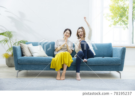 Sofa middle woman young woman 78195237