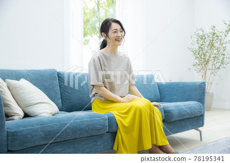 Sofa middle woman young woman 78195341
